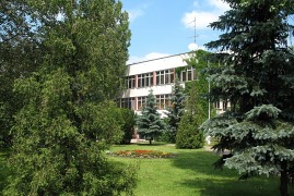 Ciechocinek S.U. Chemik - Przed głównym wejściem